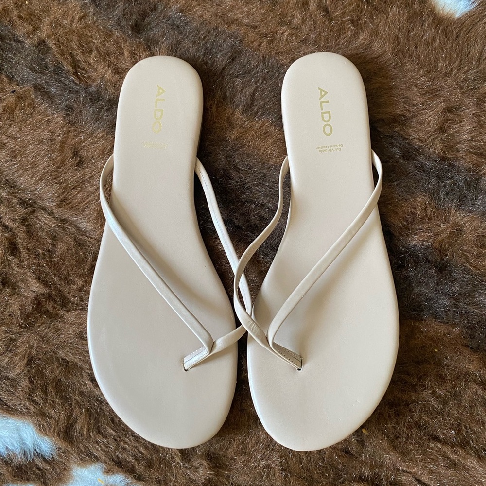 NWOT Aldo Cream Tan Vacation Summer Faux Leather Flip Flop Sandals size 9